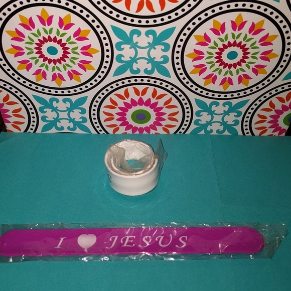 "I ♥️ JESUS" text printed- Snap-Cuff Bracelet - Picture 5 of 9